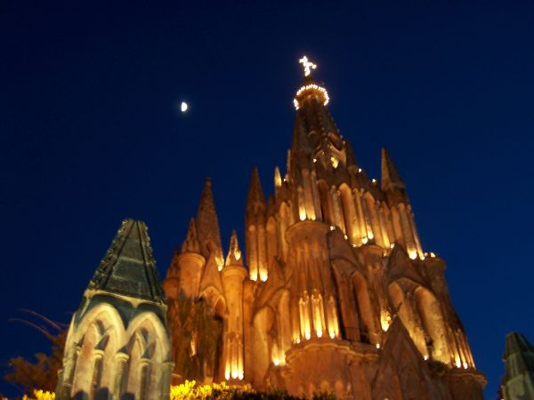 La Paroquia and the moon at night, San Miguel de Allende